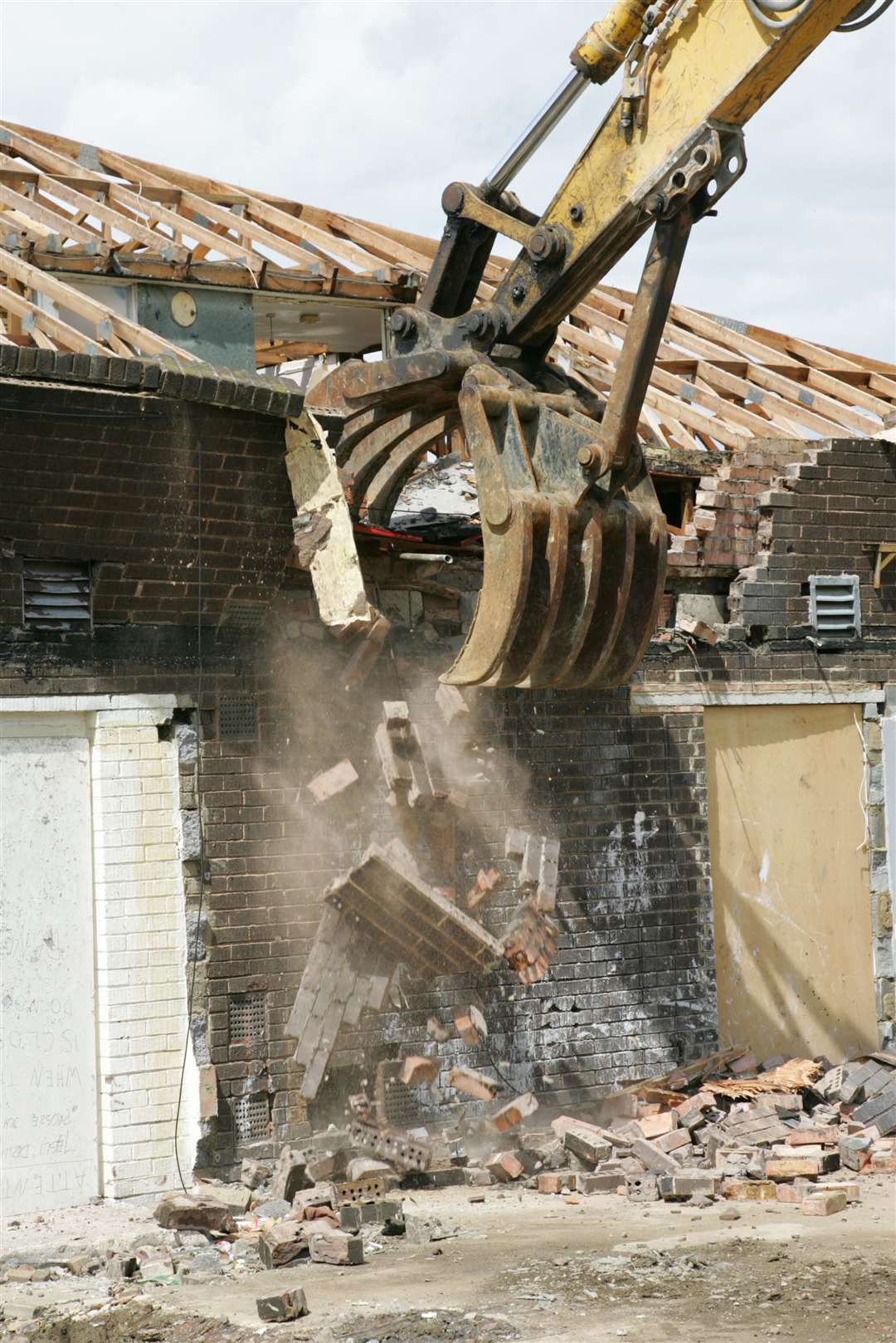 Demolition of The Nelson pub in 2007