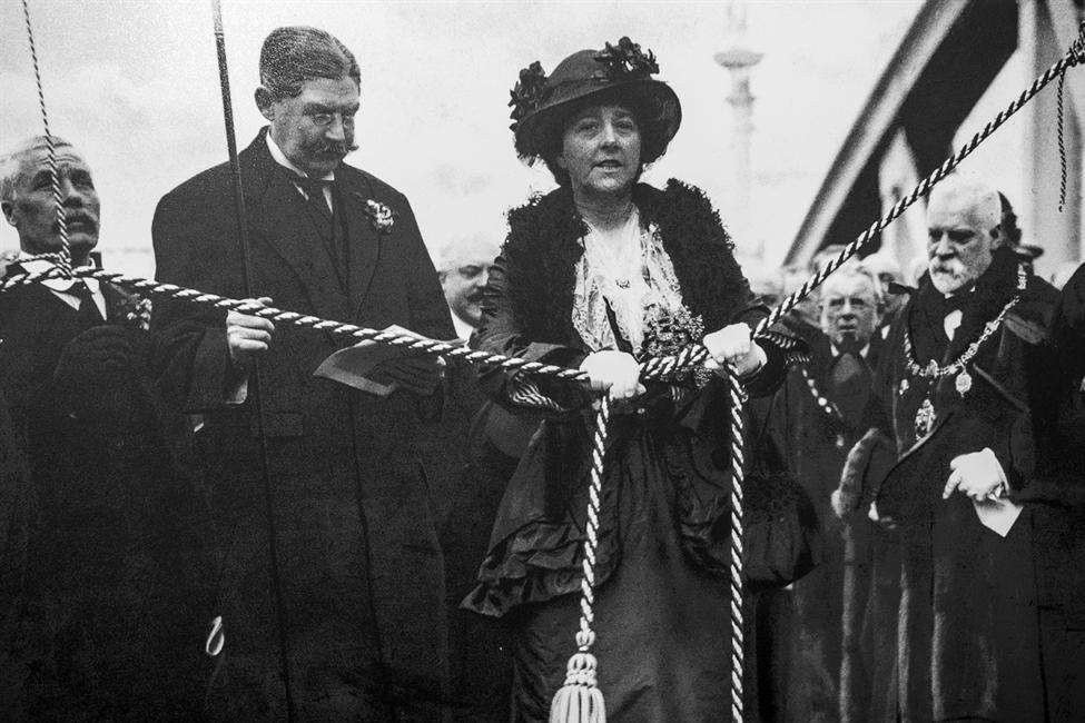 Lady Darnley opens Rochester Bridge in 1914
