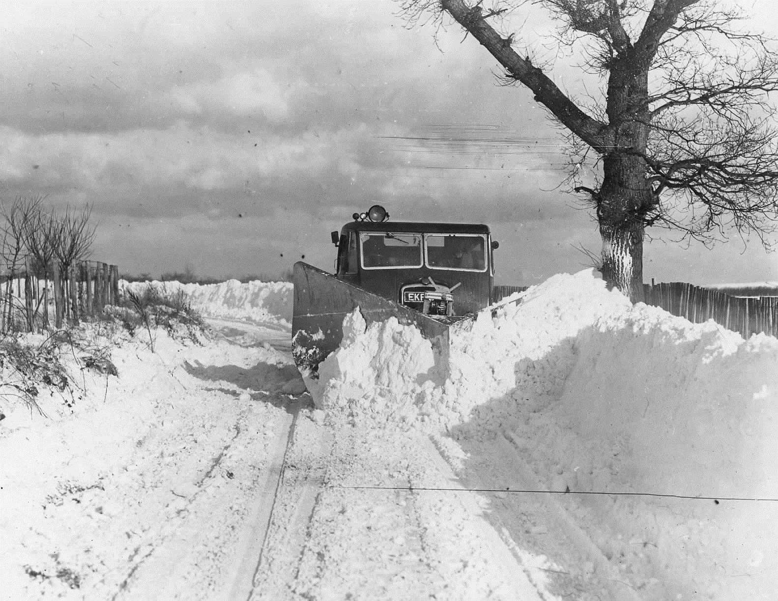 Heavy snow in Iwade between Sittingbourne and Sheppey in February 1954