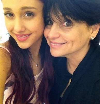 Joan Grande (right) with her daughter Ariana. Picture: Social networking website VK