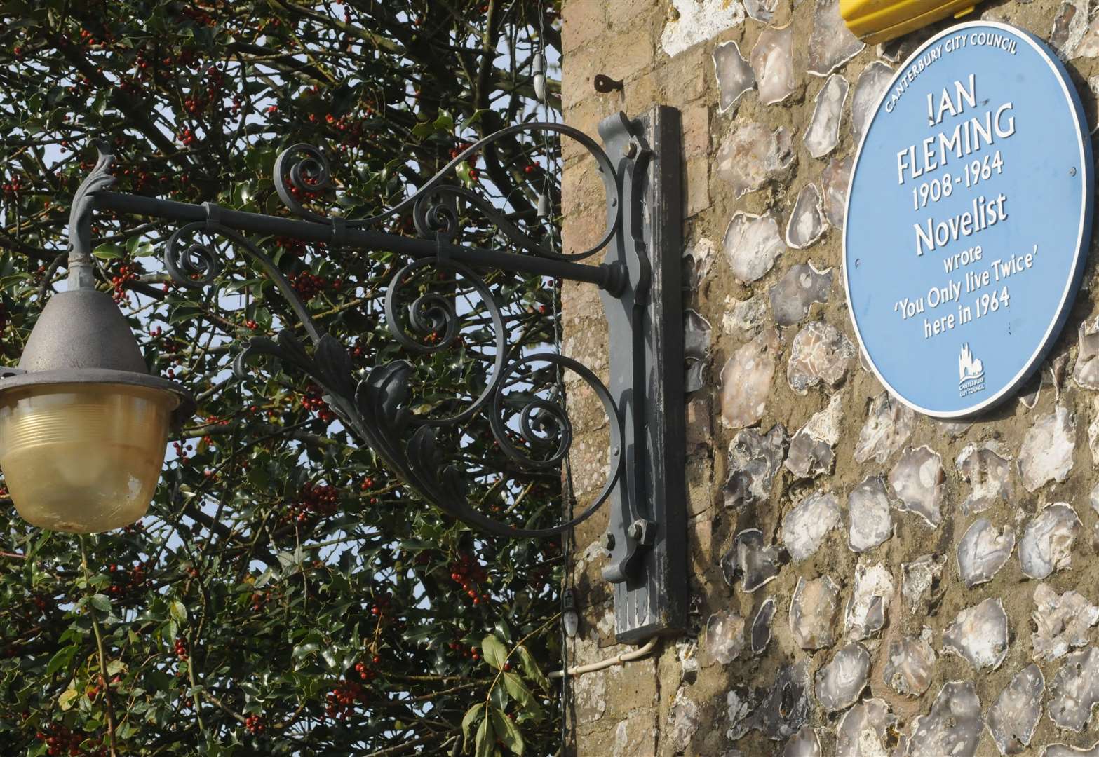 A blue plaque recognising Ian Fleming and his writing at The Duck Inn