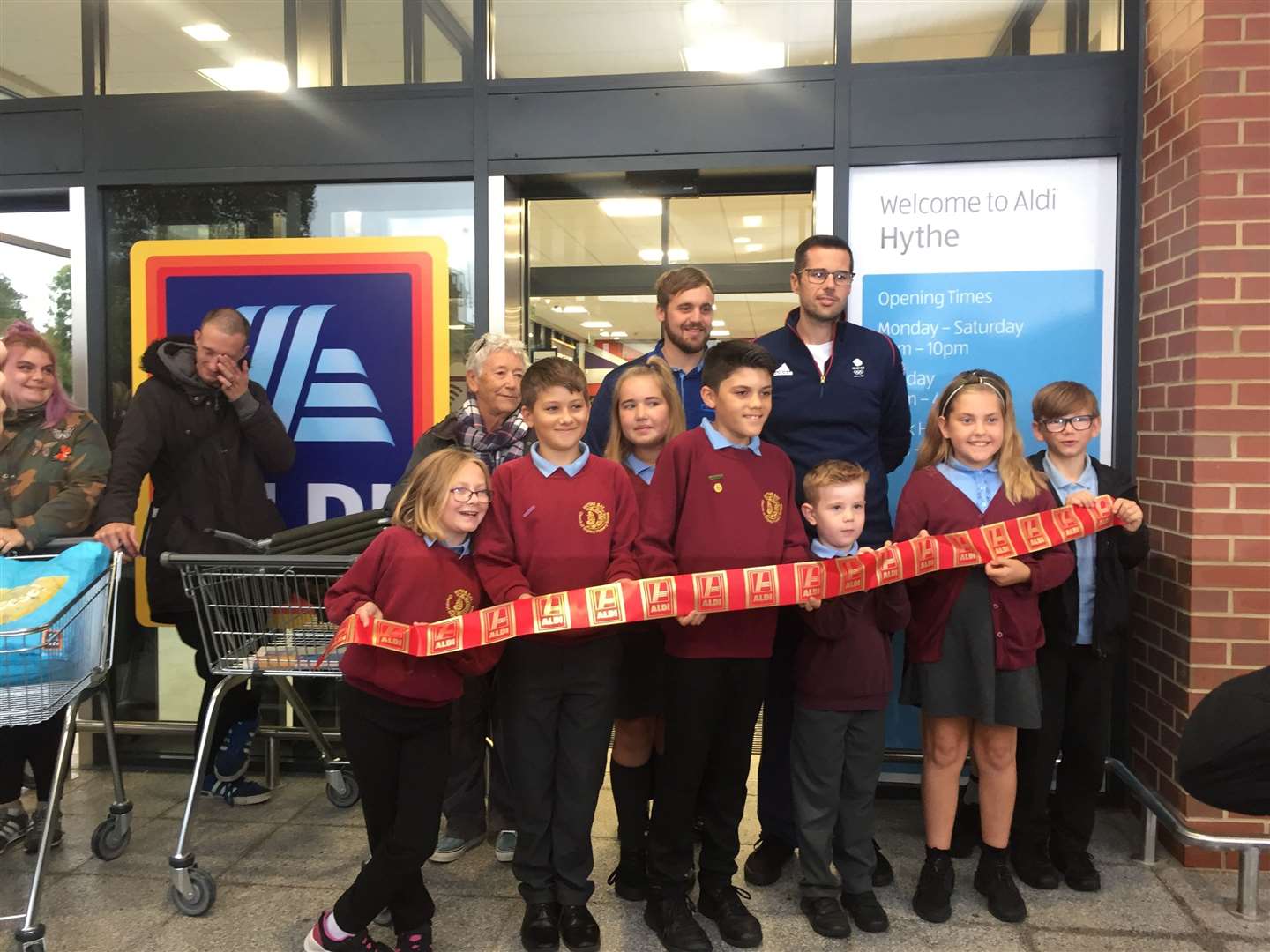 James Foad cut the ribbon with the help of primary school children (17657073)