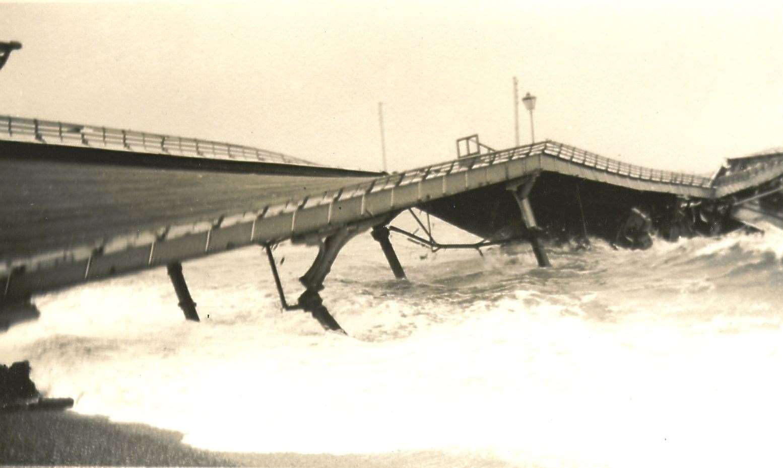 Deal Pier starts to collapse