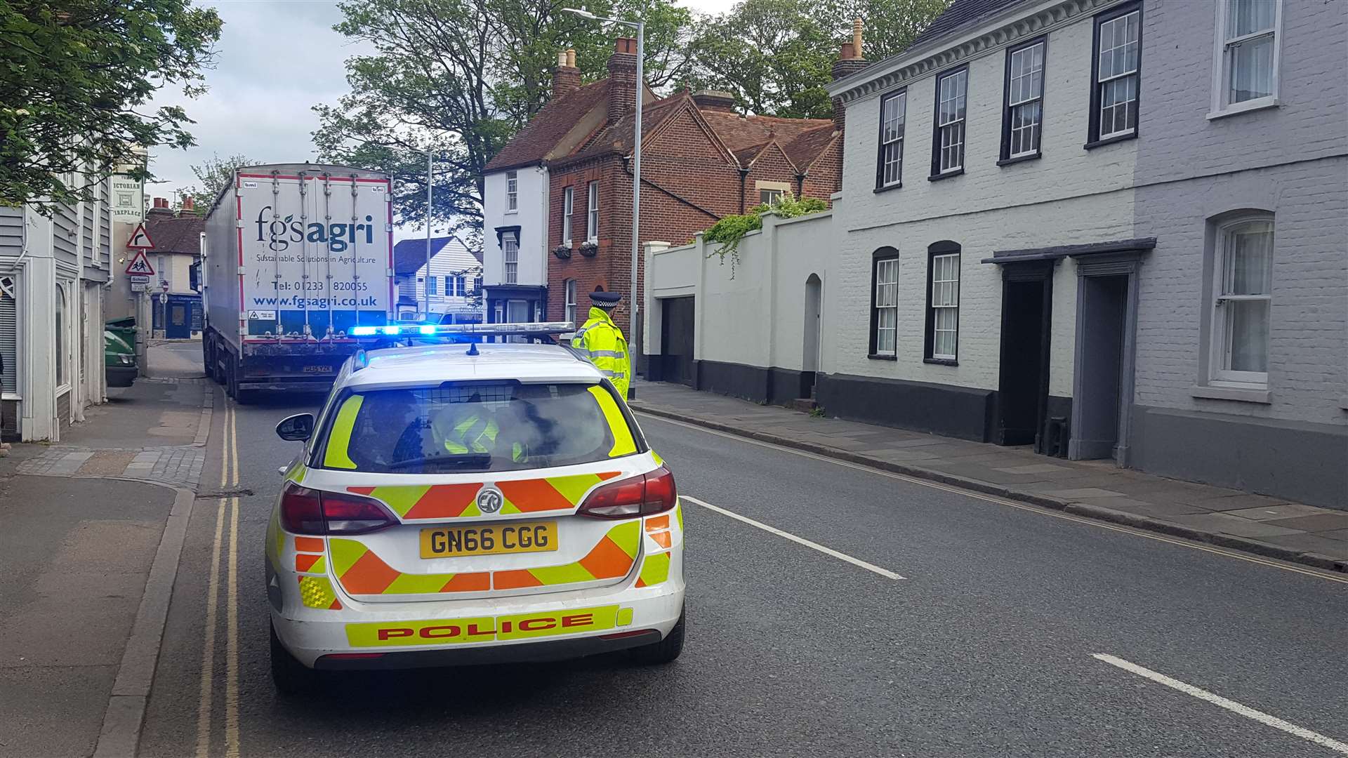 Police are controlling traffic in Broad Street because of the broken down lorry (9380531)