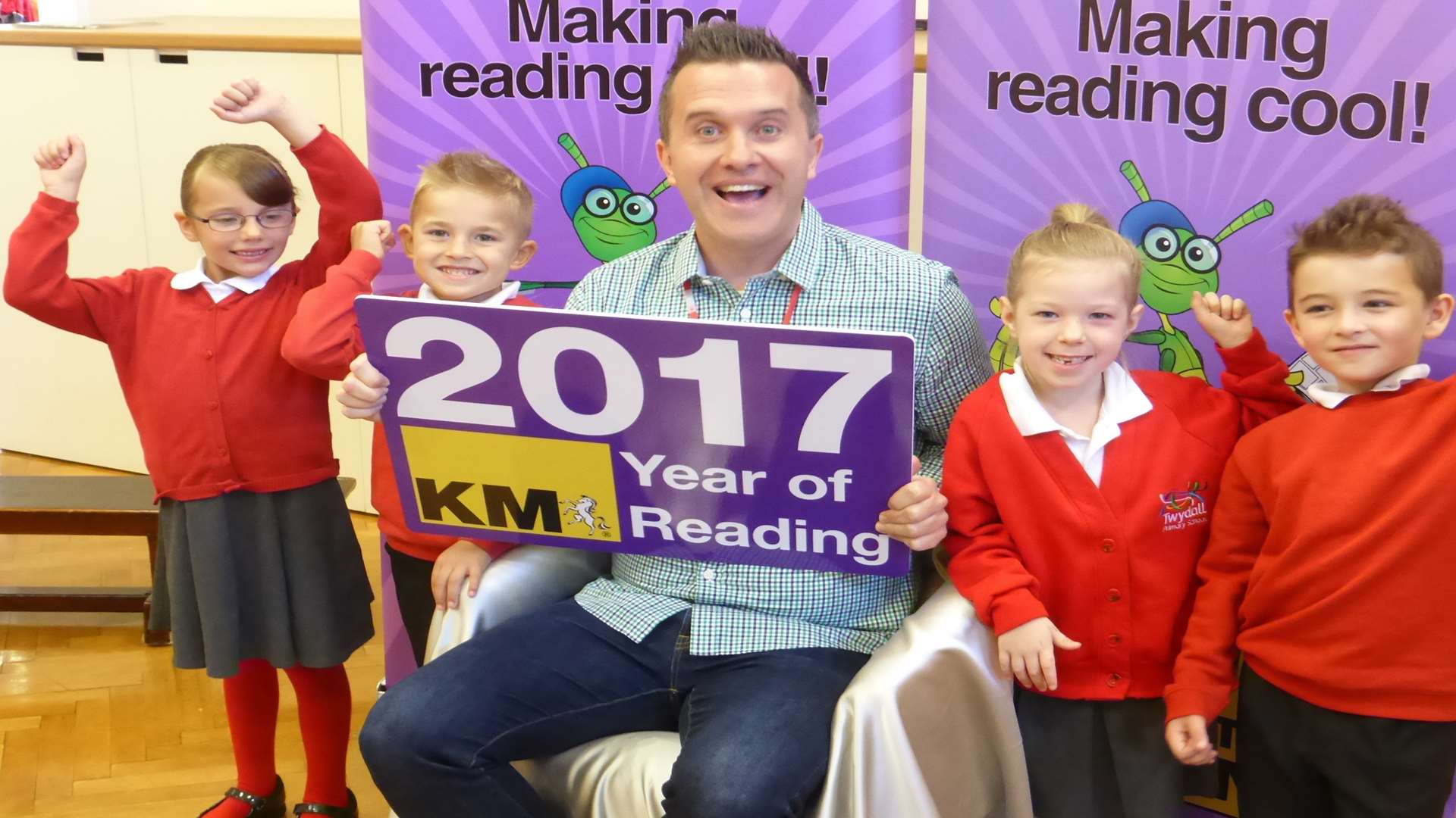 Phil Gallagher - Mister Maker - joins Cherry Class pupils Lucy Tindall, Noah Watkins, Maizie Collins and Kaya Olgunat at Twydall Primary to launch KM's Year of Reading campaign