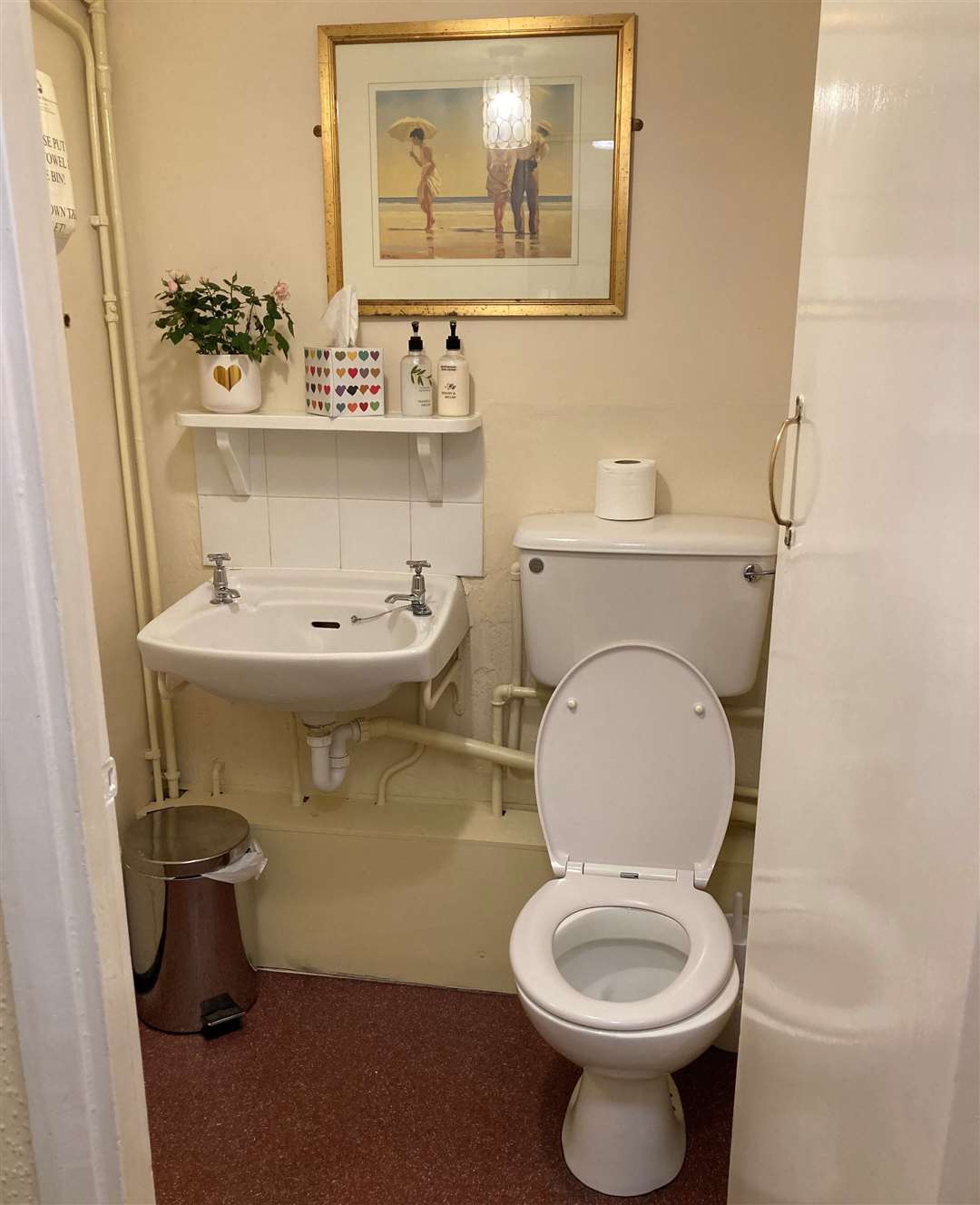 Mrs SD’s shot of the ladies loo perfectly demonstrates the contrast with the gents – no artwork, pot plants or moisturiser for the men