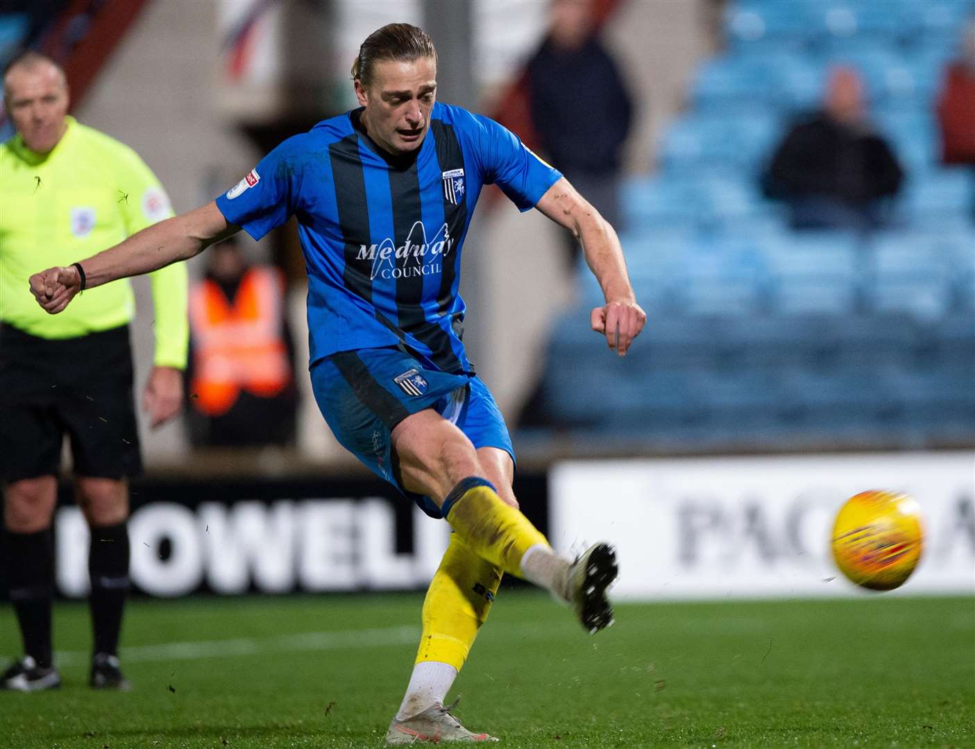 It could have been 3-0 to Gills but Tom Eaves blasted his penalty over the bar Picture: Ady Kerry