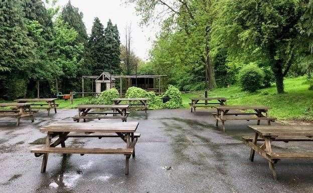 There are a good number of picnic tables on a hardstanding area at the back of the Robin Hood