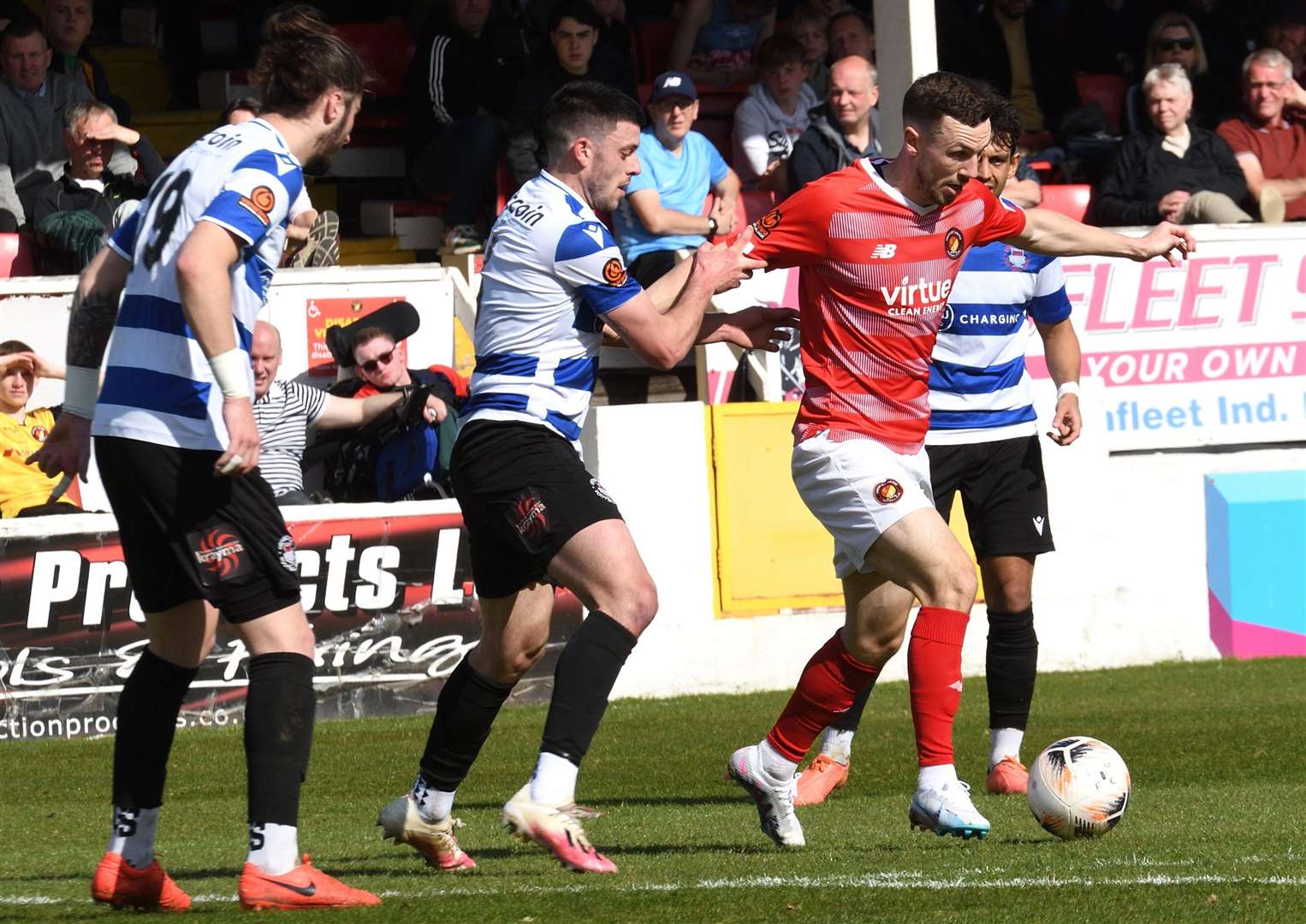 Ebbsfleet's Greg Cundle is closed down by Oxford City. Picture: Simon Hildrew