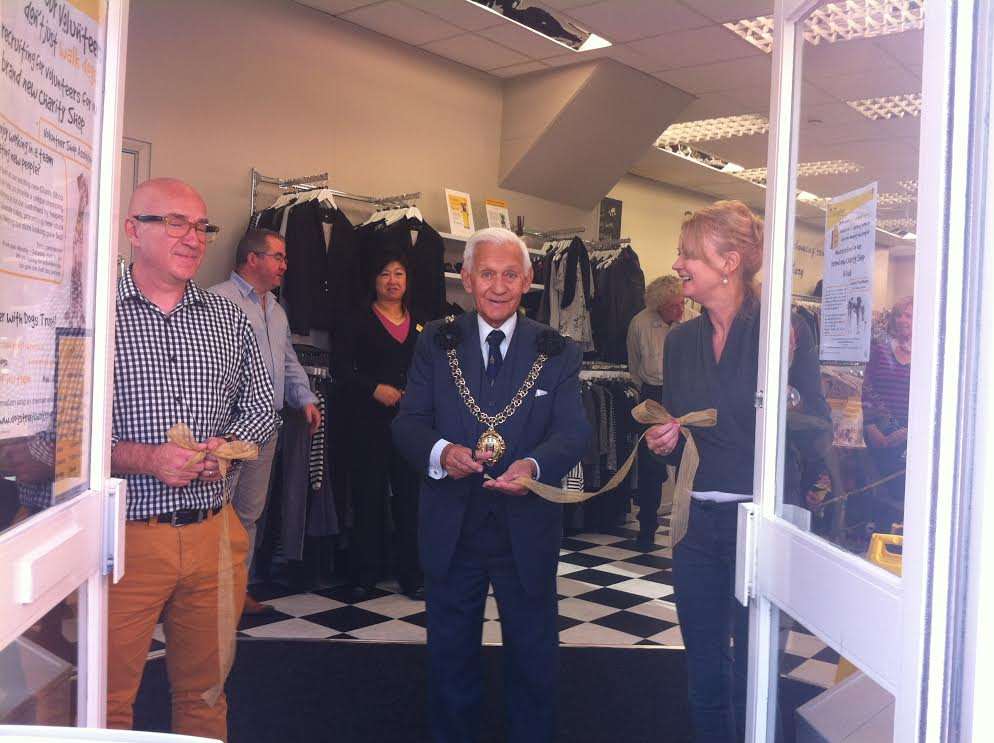 Cllr Deryck Murray cuts the ribbon declaring Dogs Trust Deal open