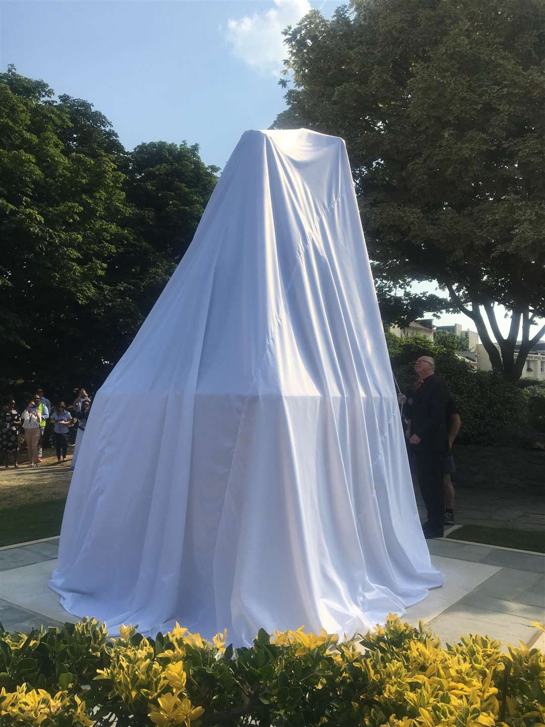 The Queen statue unveiled in Gravesend