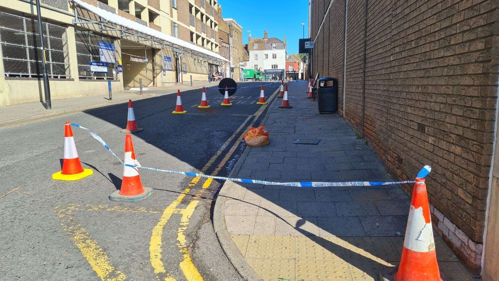 Un mur a été endommagé et un panneau de signalisation est tombé au sol.  Photo : Kent Online