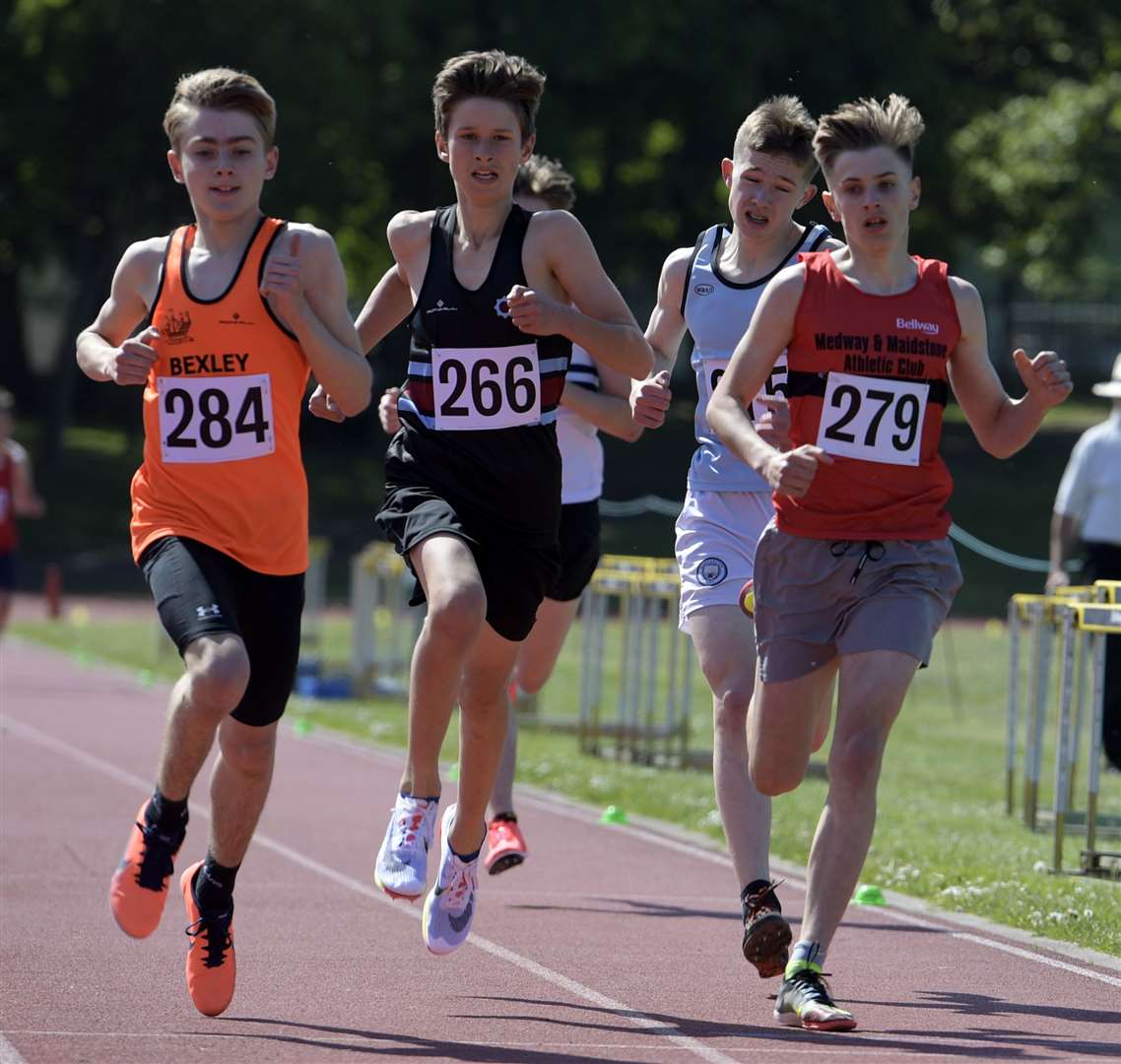 M&M's under-15 boys' 1,500m winner Theo Ronchetti (No.279) leads Dylan Walsham (Bexley, No.284) and Lucas Elmqvist (Blackheath & Bromley Harriers, No.266). Picture: Barry Goodwin (56694652)