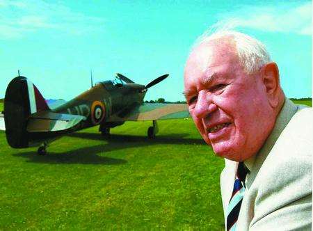 Battle of Britain pilot Bob Foster will light the jubilee beacon at Capel-le-Ferne