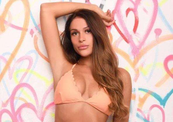 Medway girl Ellie Jones has flown out to join her ex on Love Island (2772363)