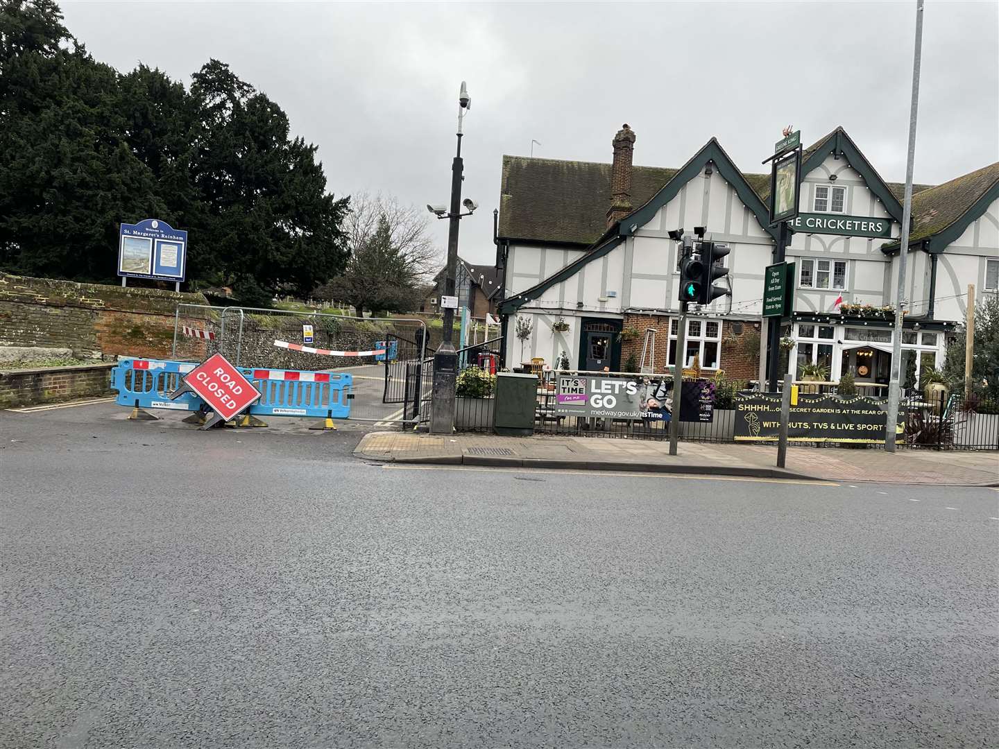 Road next to Cricketers pub is temporarily closed