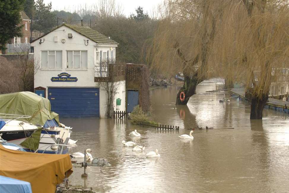 Flood waters start to rise at Wateringbury