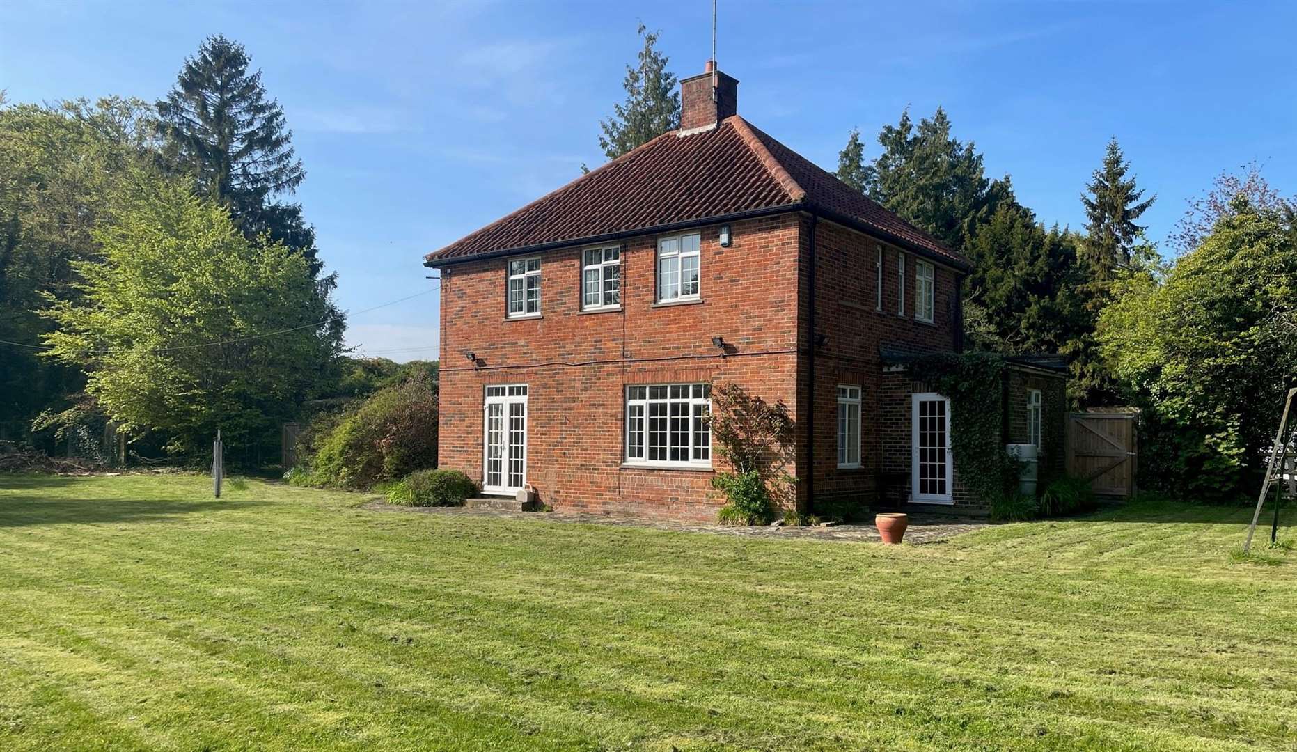 The Rectory requires improvement and redecoration and lies on the outskirts of the village of Harrietsham, a short drive to Junction 8 of the M20 (the Leeds Castle junction).