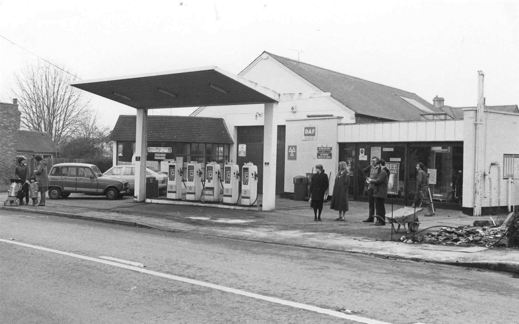 L'essence dans les années 1980 - à l'époque où les garages n'avaient pas besoin d'afficher les prix d'un litre de carburant en livres et en pence