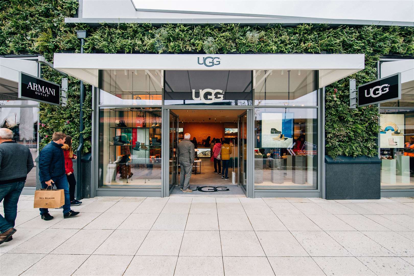 Some companies, including UGG, have announced the temporary closure of their Outlet branches.