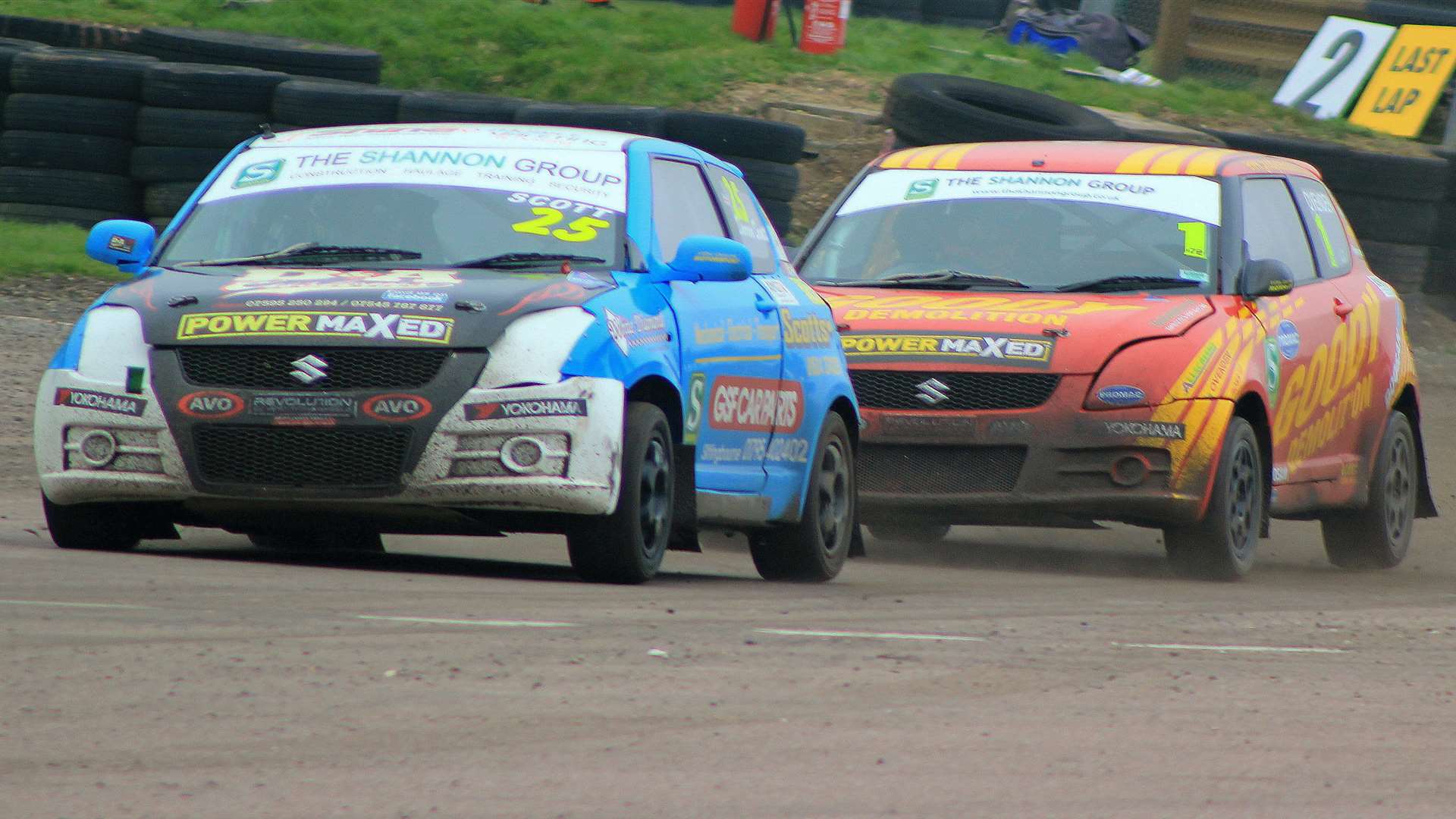 Darren Scott leads Tristan Ovenden home in the second heat at Lydden. Picture: Joe Wright
