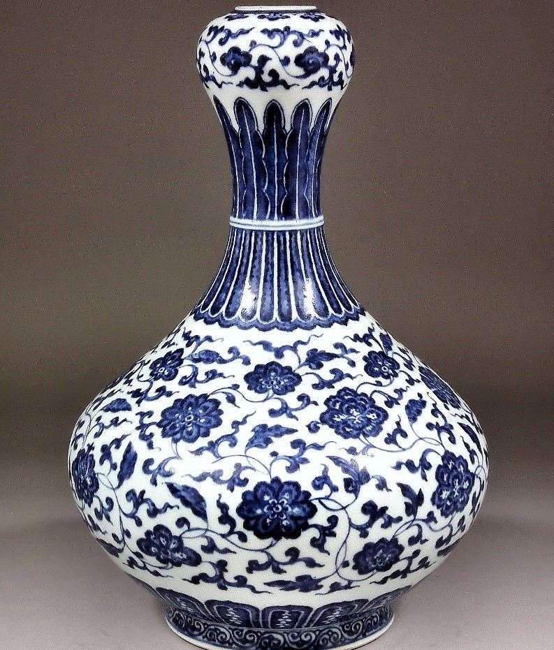 A Chinese blue and white procelain vase sold for £60,000