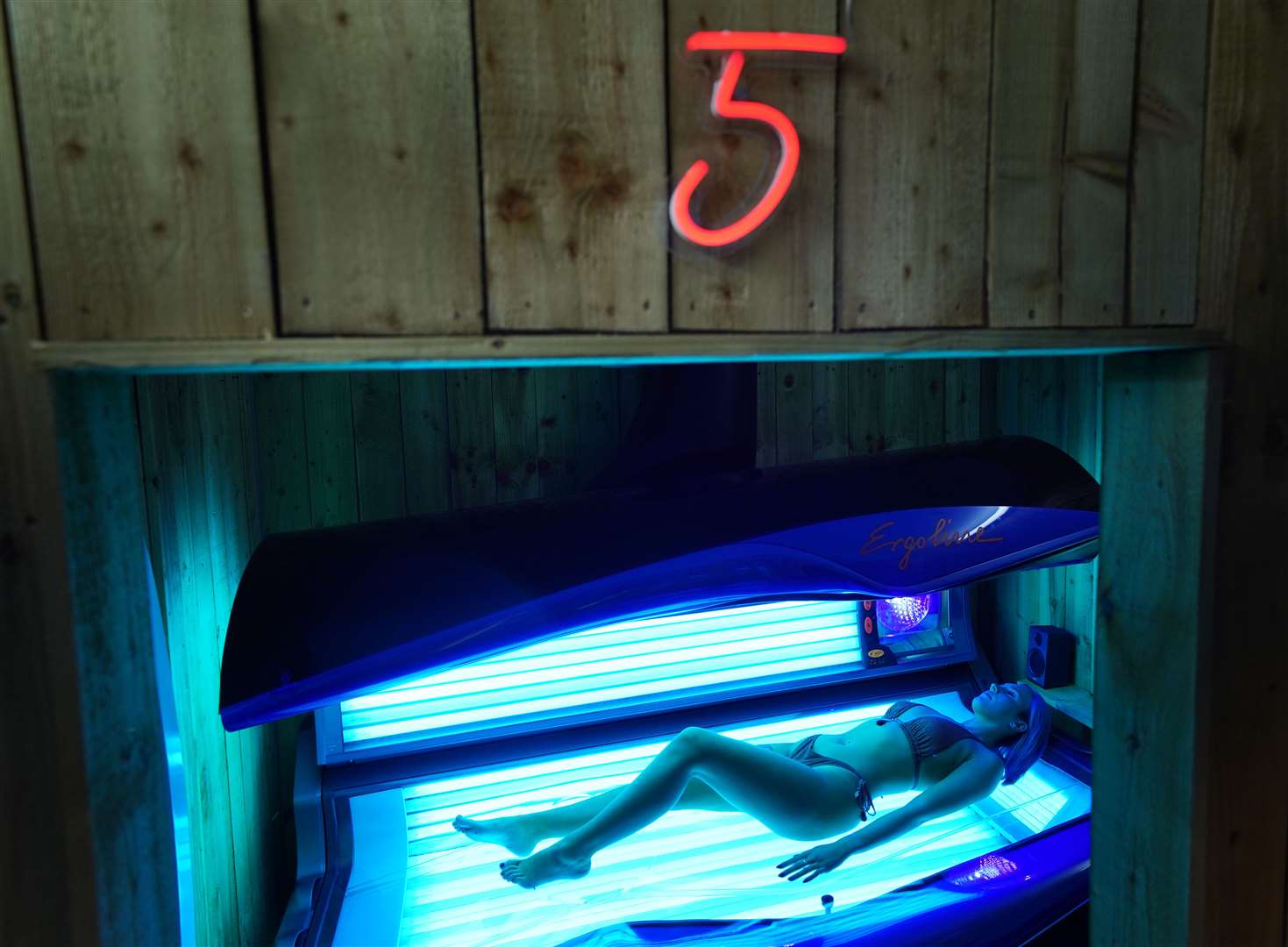 Eleassha Mcqueen takes her first sunbed session in three months at Madame Tan in Chirton, North Tyneside (Owen Humphreys/PA)