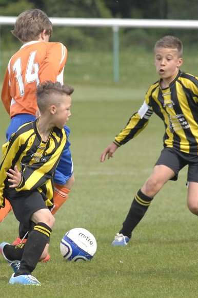 Cuxton 91 and Rainham Eagles do battle in the Medway Messenger Youth League under-11 cup final