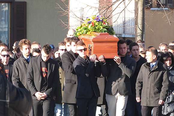 Pall bearers carry the coffin. Picture: www.casateonline.it