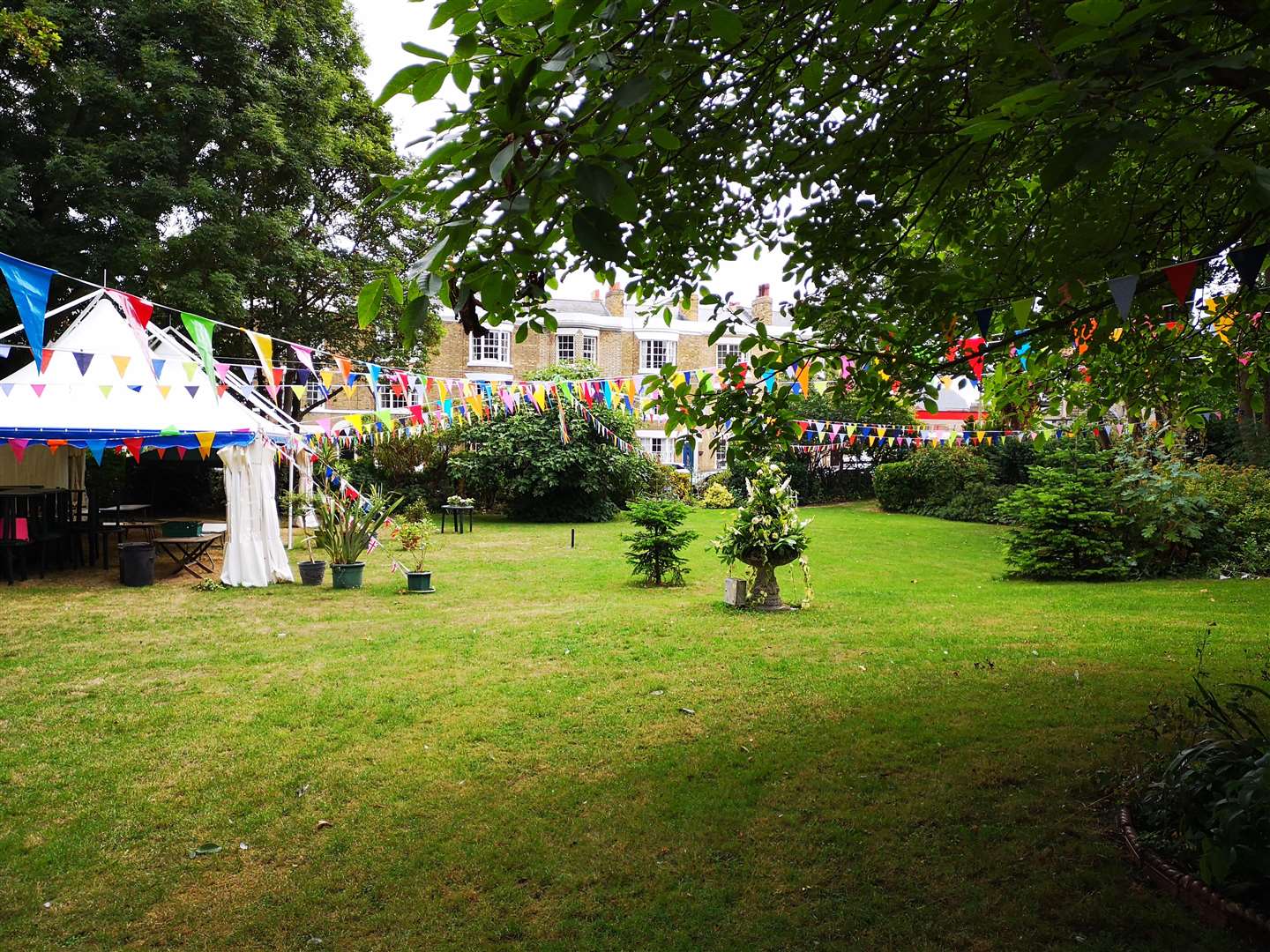 The stunning garden had more than 90 people arrive at the summer party (3689400)