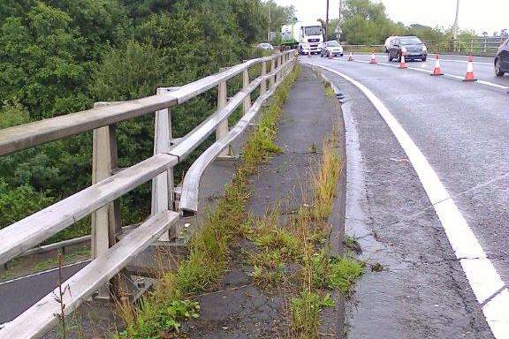 A damaged barrier on the M25 near Sevenoaks blocked a lane