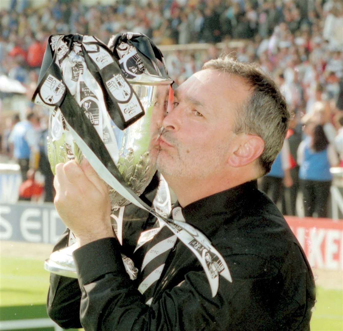 Manager Tommy Sampson with the FA Vase trophy Picture: Paul Dennis