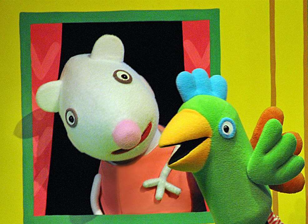 Suzy Sheep talks to the parrot in Peppa Pig's Big Splash