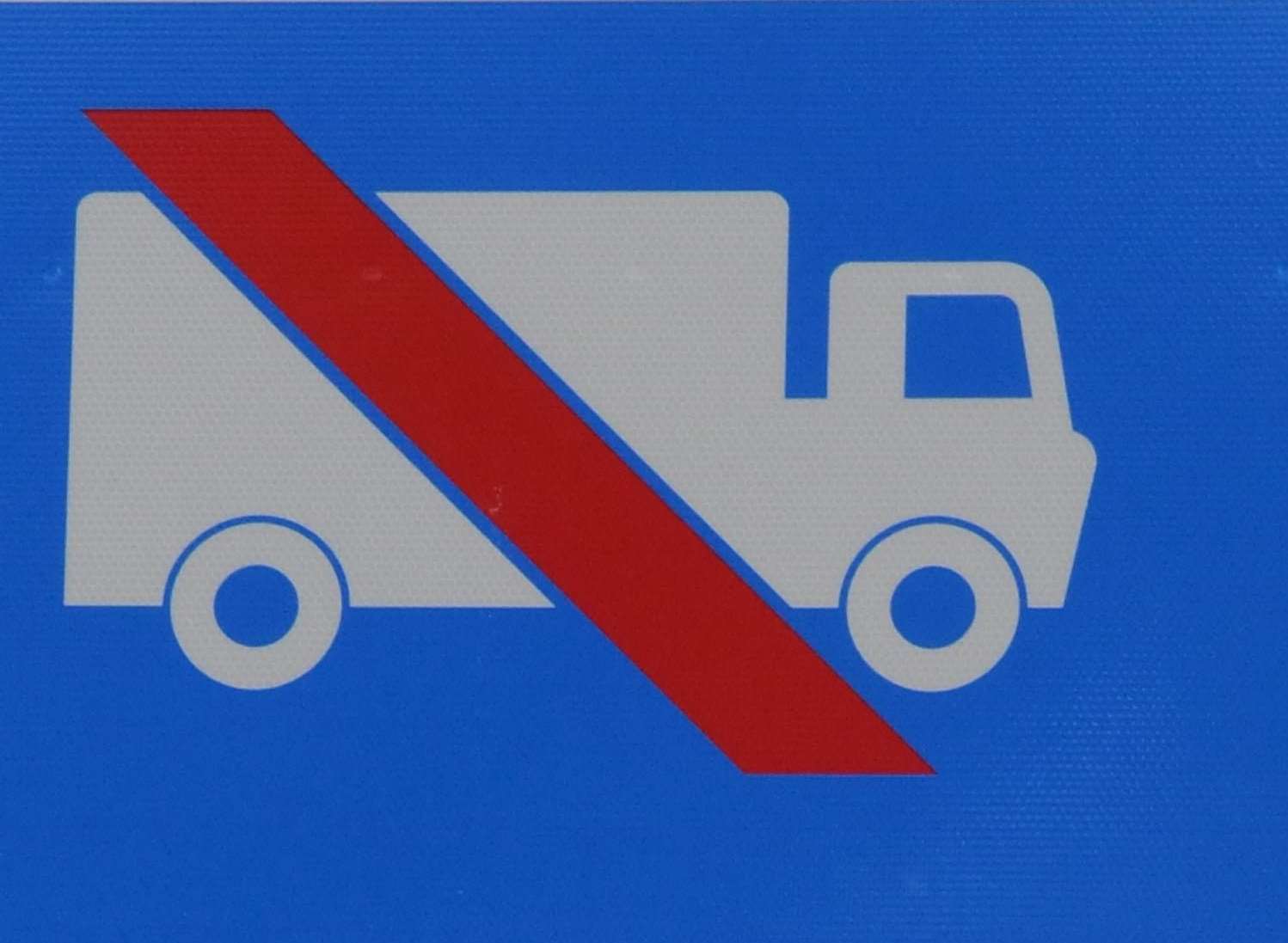 Signs in Lower Round and Common Lane say that the road is 'unsuitable for heavy goods vehicles'