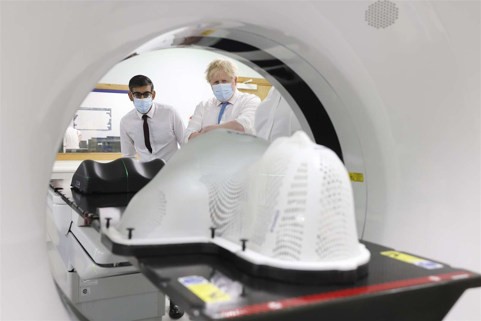 Boris Johnson and Rishi Sunak take a look at a CT Scanner. Picture: Andrew Parsons / No 10 Downing Street