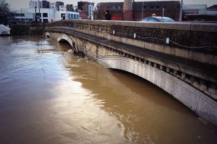 Maidstone floods 2013. Maidstone Bridge. Picture: Our Maidstone (24978053)