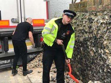 Police officers helped dig the lorry out of trouble (1496042)