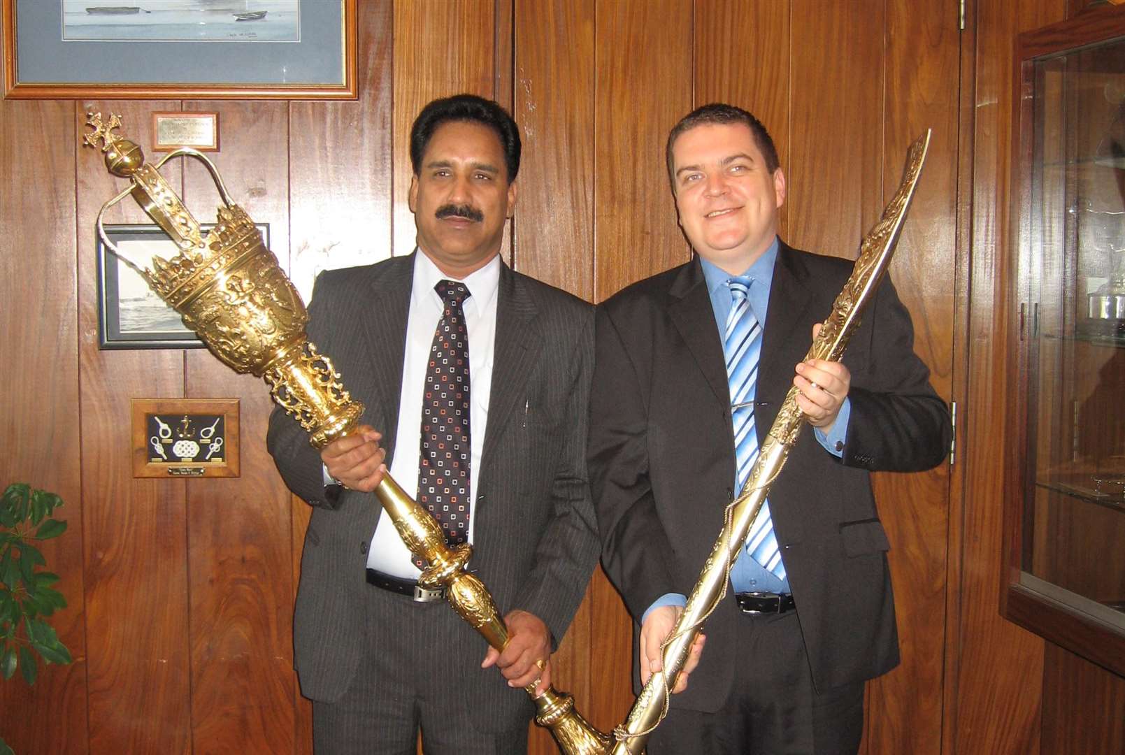 Surinder Kumar Mahey, Mayor of Jalhandar in the Punjab, meets Ray Parker, Mayor of Gravesham