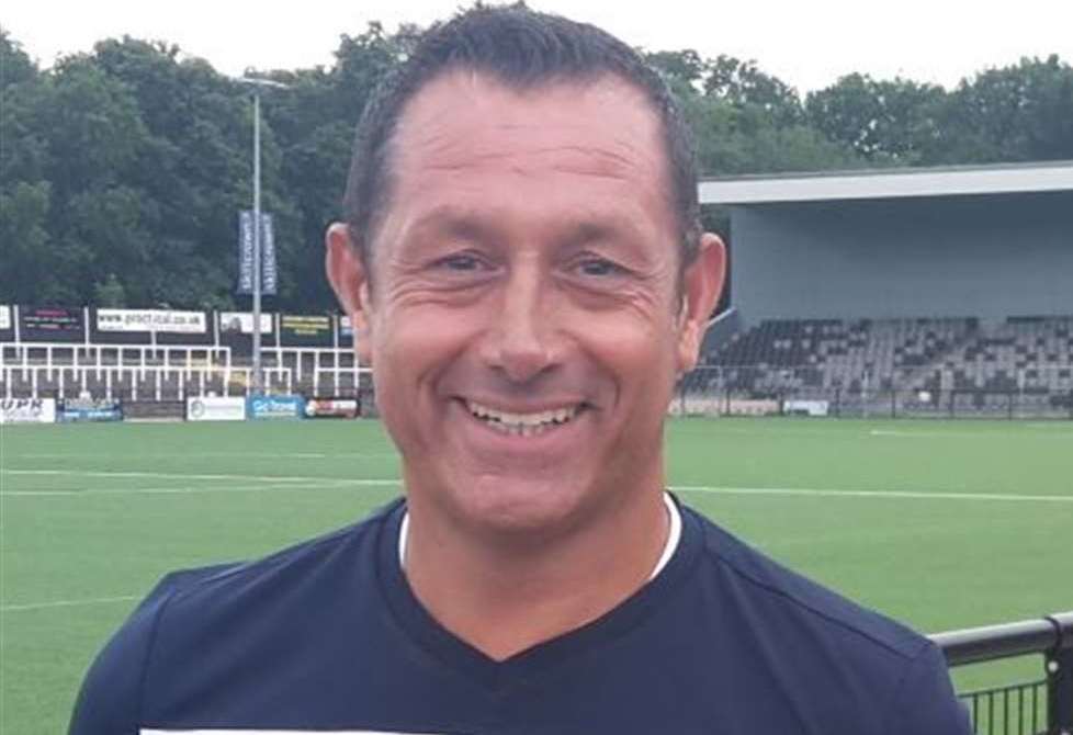 Former Bromley boss Neil Smith agrees new deal at Cray Wanderers