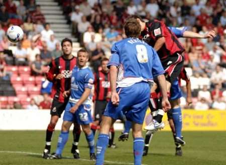 Andrew Crofts heads Gillingham in front. Picture: MATTHEW READING