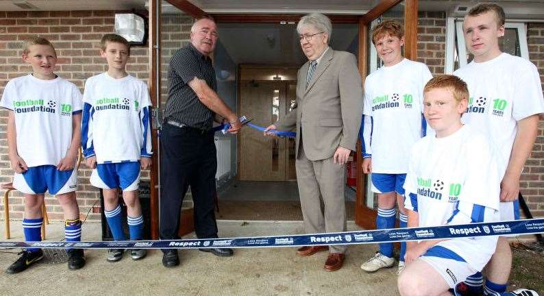 Clive Evenden (right) and Chelsea's Ron 'Chopper' Harris open the Clive Evenden Pavillion