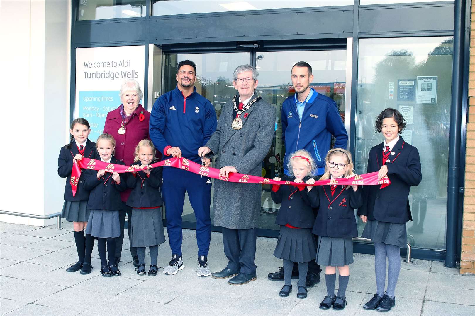 Store manager, Team GB athlete Antony Ogogo, the Mayor and Mayoress of Tunbridge Wells Borough Council and pupils from Skinner’s Kent Primary School cutting the ribbon to open the store