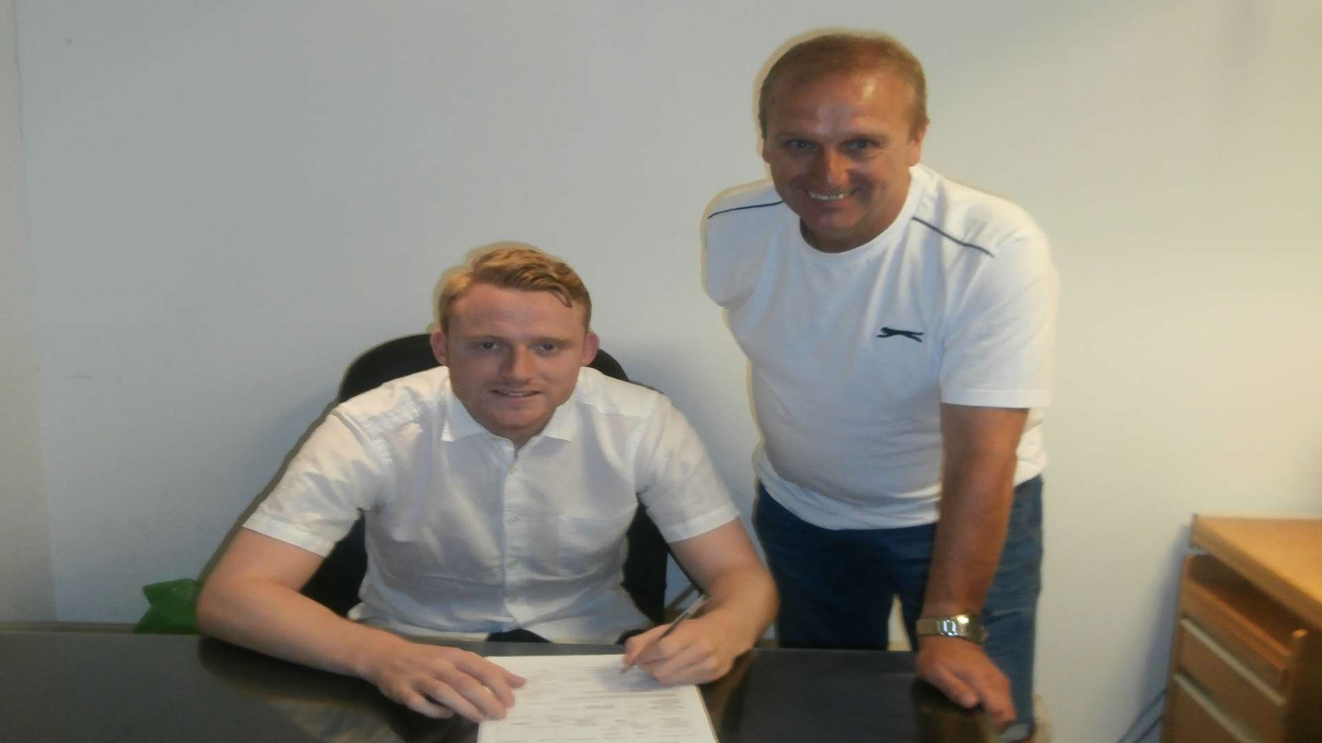Danny Fitzsimons signs his Dartford contract with manager Tony Burman
