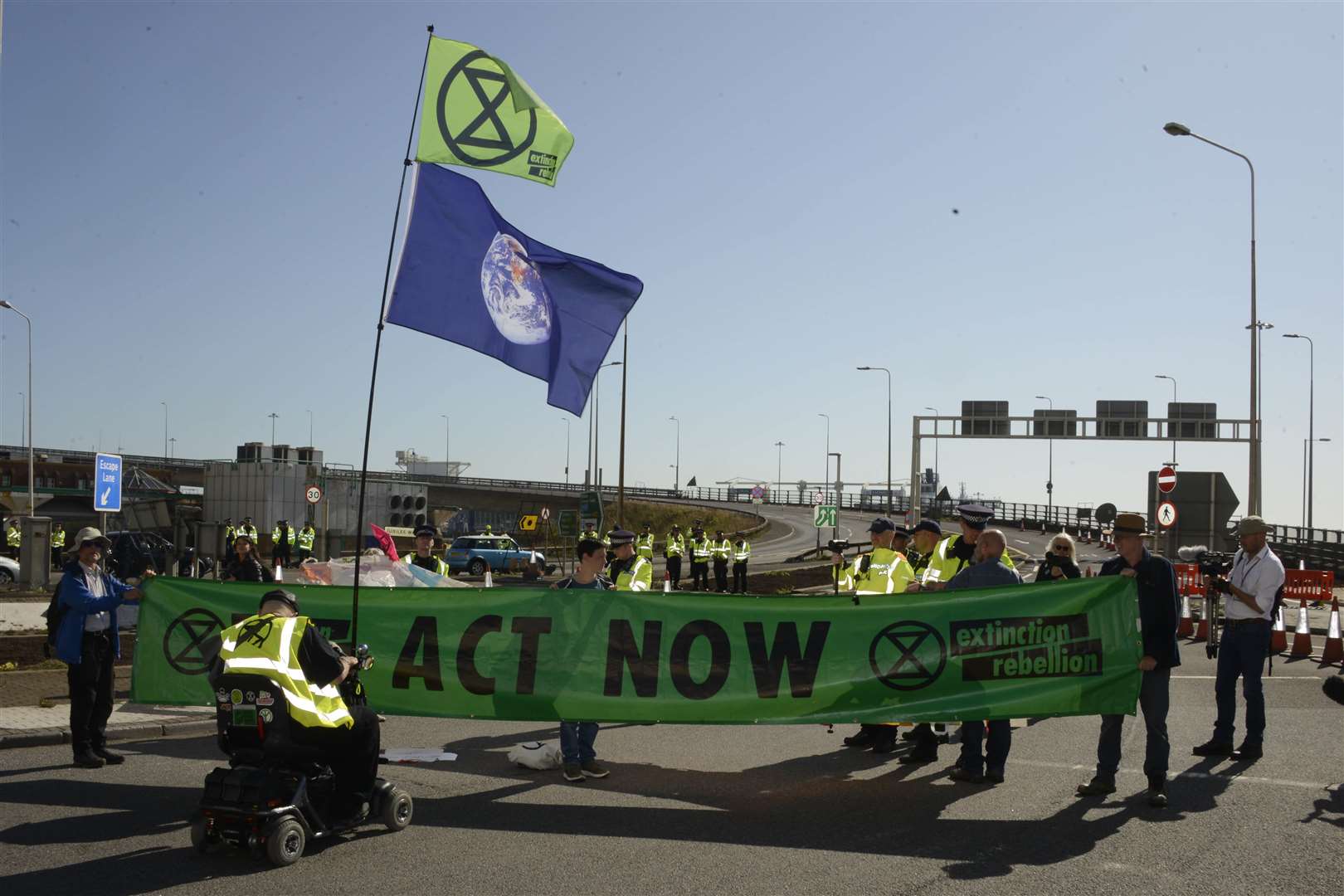 Dover Townwall street to Dover docks Extinction Rebellion protest.A small number block the ntrance to the docks.Picture: Paul Amos. (17136705)