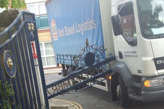 Arch snapped by lorry. Pic: Yasmin Nash