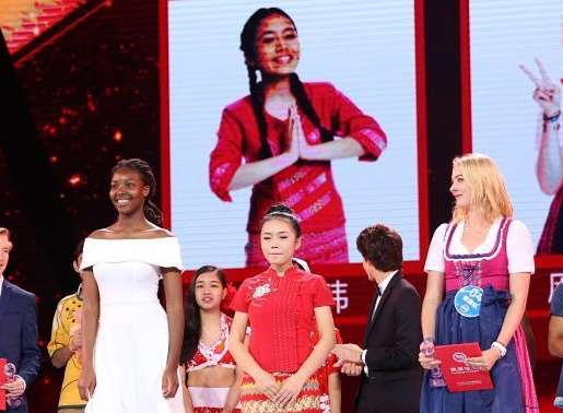 Mary Oboh (left, white dress) wins third prize at the 9th Chinese Bridge Proficiency Competition for Foreign Secondary School Students in China.