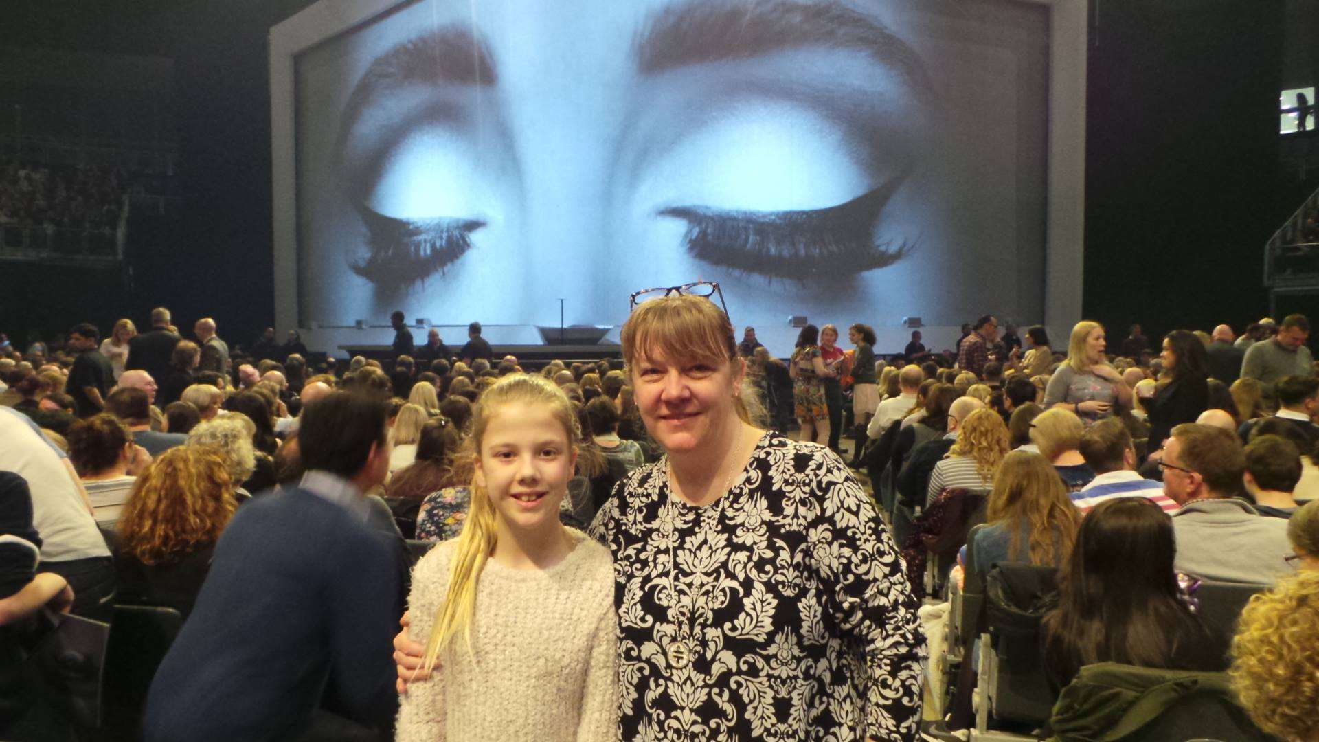 Jasmine with her mother Donna before the concert started