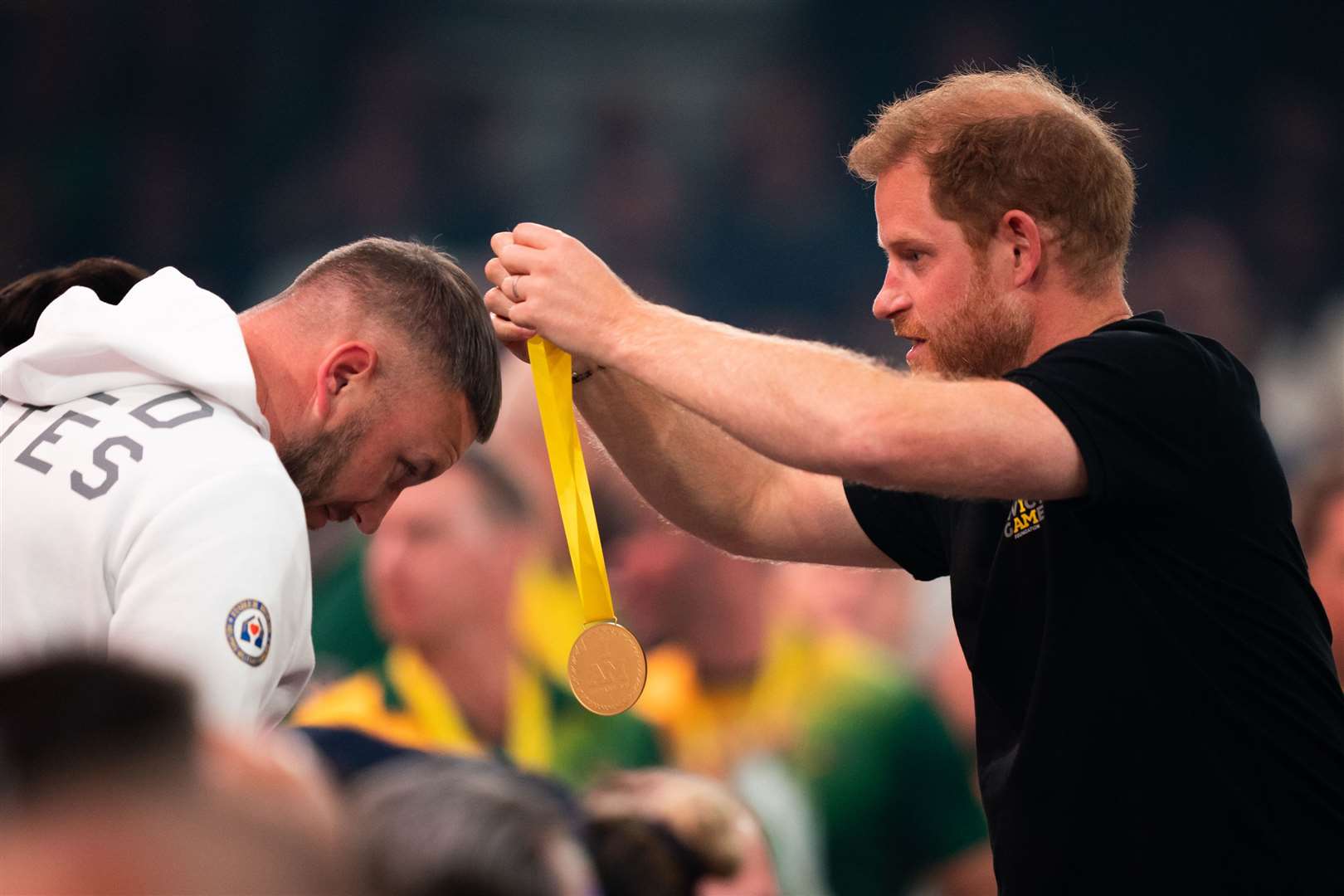 Harry presents a medal to a Team USA player during the 2022 Invictus Games (Aaron Chown/PA)