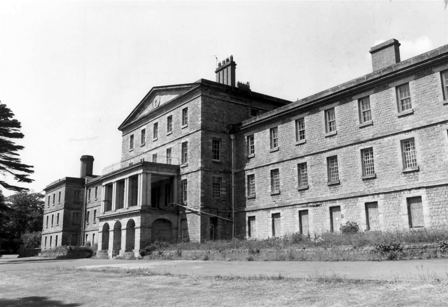 Oakwood Hospital, Maidstone in 1990 just four years before it closed and was converted into flats
